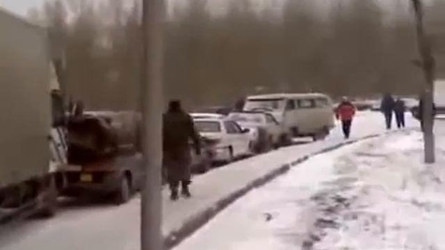 Массовое столкновение автомобилей из-за гололёда смотреть онлайн