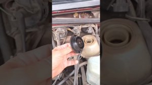 Зачем водители откручивают крышку! Поможет многим в дороге