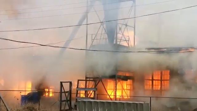 Пожар на территории бывшего Древкомбината в Волжске смотреть онлайн