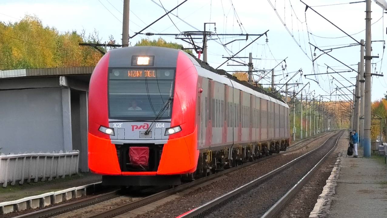 ЭС2Г-004 "Ласточка" сообщением Екатеринбург-Пасс. — Нижний Тагил пролетает о.п. Шайтанка