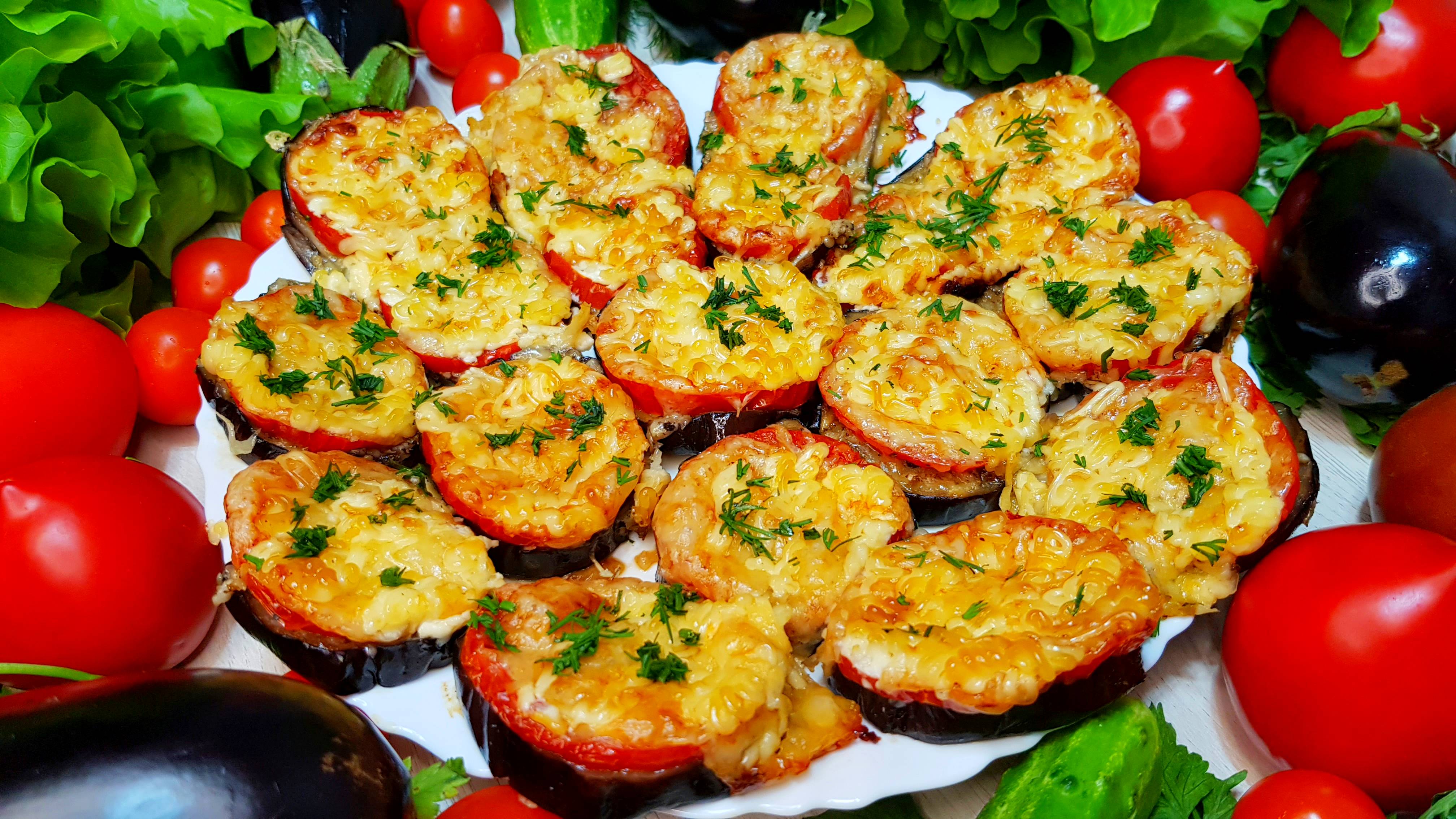 Вкусная овощная закуска из баклажанов с помидором, сыром и чесноком в духовке –очень просто и быстро смотреть онлайн