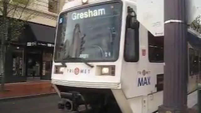 Portland MAX Blue Line bound for Gresham at Library/ SW 9th Ave смотреть онлайн