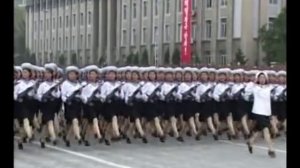Маршируют северокорейские девушки