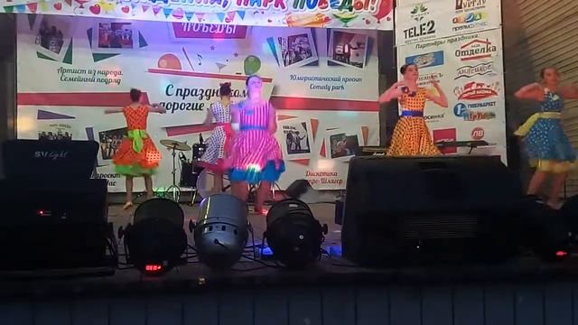 Классный танец под песню жёлтые ботинки!