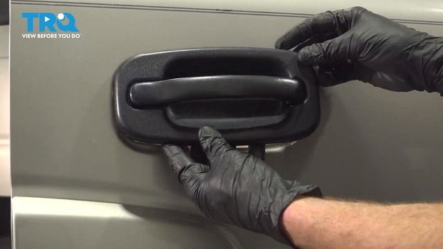 How to Replace Exterior Door Handle 2000-2006 Chevrolet Tahoe смотреть онлайн