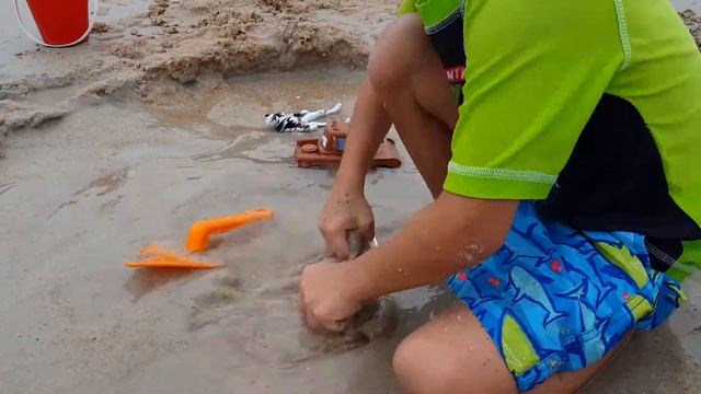 На пляже! Игра с песком, Beach Toys! Power Ranger! Batman! Игрушки! Машинки! смотреть онлайн