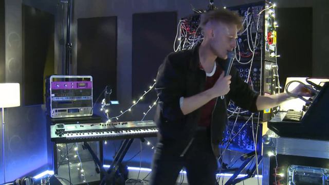 Live Performance @ Point Blank - Look Mum No Computer смотреть онлайн