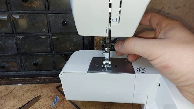 Швейная машинка Singer заклинила, что делать? Все проще простого, смотри! смотреть онлайн