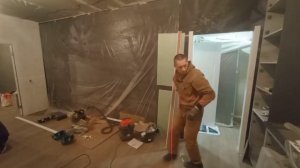 отделка дверного проема доборами с телескопическими наличниками с обеих сторон.