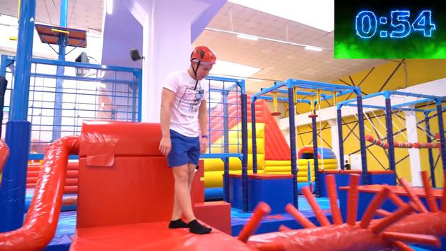 ПРОХОДИМ ПОЛОСУ ПРЕПЯТСТВИЙ НА БАТУТАХ ! смотреть онлайн
