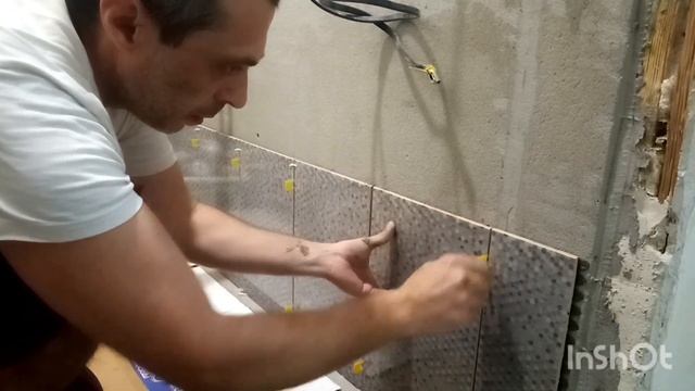 Укладка плитки на стену. Как уложить первый ряд. смотреть онлайн