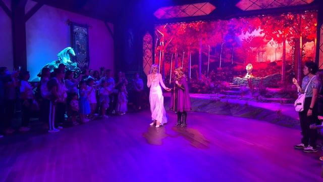 EXPLORING THE WORLD OF FROZEN ❄️ IN HONG KONG DISNEYLAND | FIRST LOOK AT ARENDELLE + FOOD REVIEW смотреть онлайн