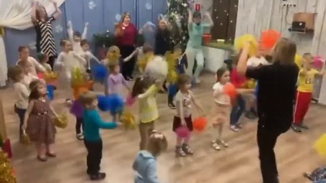 Новогодняя дискотека в детском саду "Лучик" на Соколе смотреть онлайн