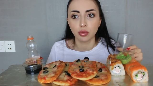 ОбО ВСЕМ ПО НЕ МНОГУ ? Мукбанк Роллы Ayka Emilly смотреть онлайн