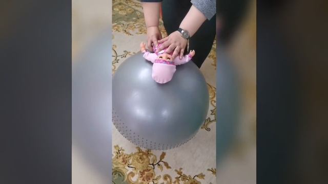 «Зарядка с новорождённым на фитболе».mp4 смотреть онлайн