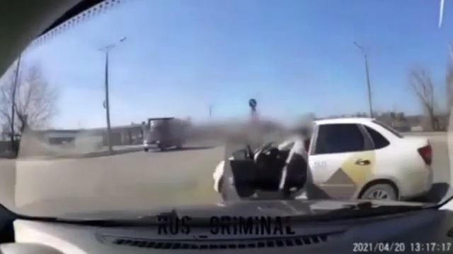 В Чебоксарах активист задержал таксиста смотреть онлайн