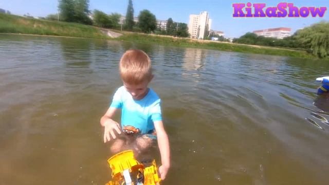 Кирилл играет в воде с трансформером Бамблби смотреть онлайн