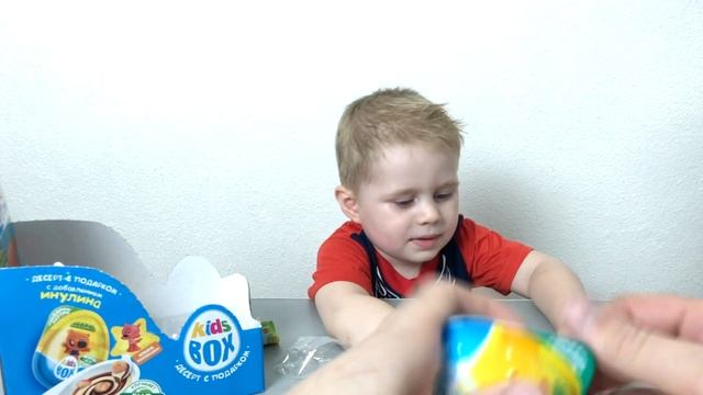 Влад открывает яйца сюрпризы Мими Мишки. Коллекция игрушек Kids Box. смотреть онлайн