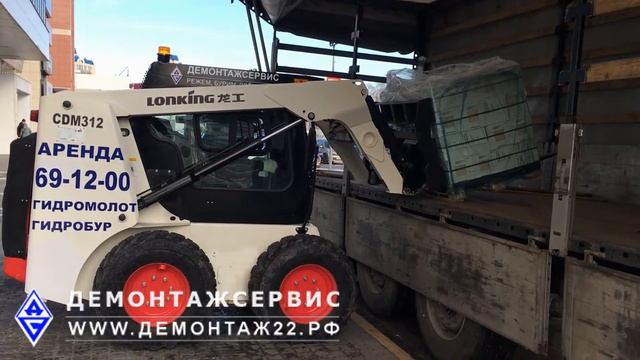 Разгрузка фуры мини-погрузчиком с палетными вилами смотреть онлайн