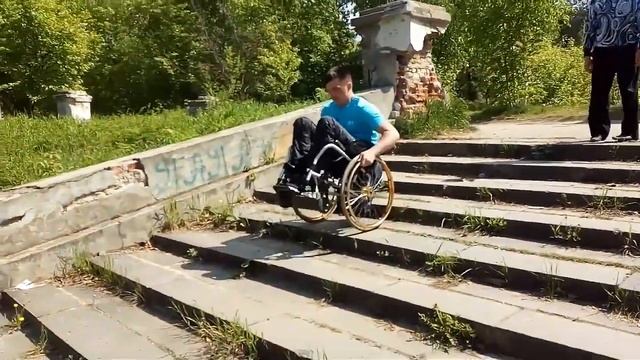 Спуск по лестнице на коляске. смотреть онлайн