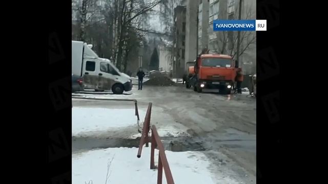 В Иванове мусоровоз провалился в яму смотреть онлайн