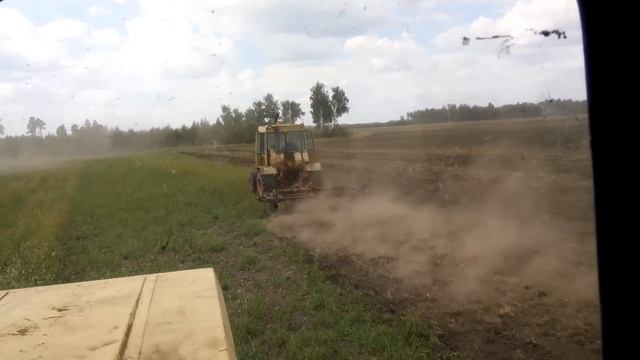 ДТ 75 НА КОЛЕСАХ.Работа в поле. смотреть онлайн