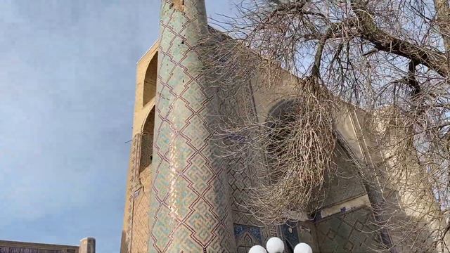 Прогулка возле мечети Биби-Ханым. Самарканд, Узбекистан смотреть онлайн