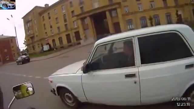 отломал зеркало