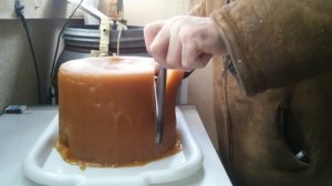 Нарезаю мед для подкормки.