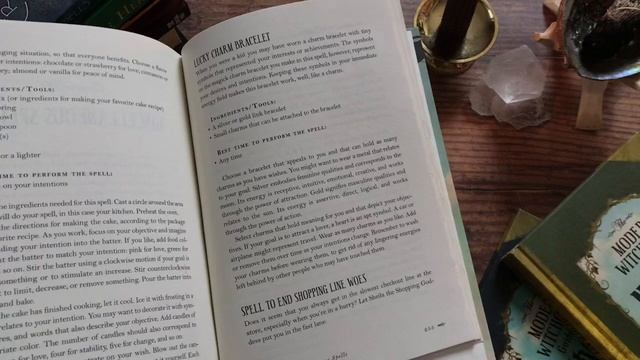 My Fave Witchy Spell Books?? смотреть онлайн