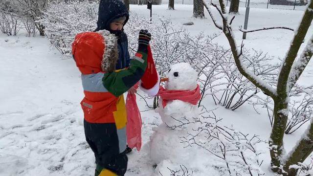 Наш первый снеговик этой зимы 2021 | Första Snögubbe, vinter 2020-2021/ EmRAl TV смотреть онлайн