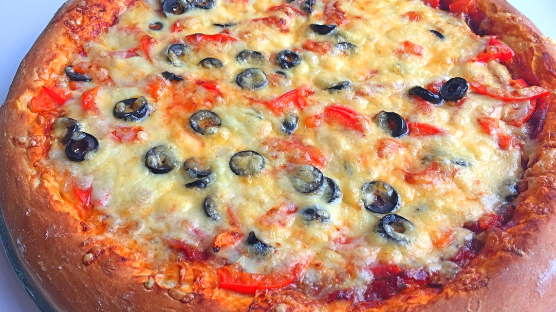 Домашняя пицца в духовке. Вкусная пицца с колбасой. Быстрый рецепт.mp4 смотреть онлайн