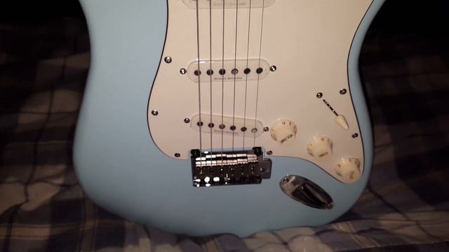 New Squier Deluxe Stratocaster Guitar смотреть онлайн