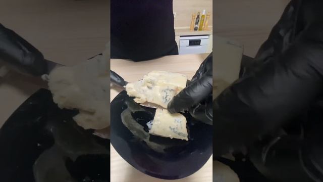 Горгонзола Дольче (Gorgonzola dolce). Мягкий сыр с плесенью из Италии смотреть онлайн
