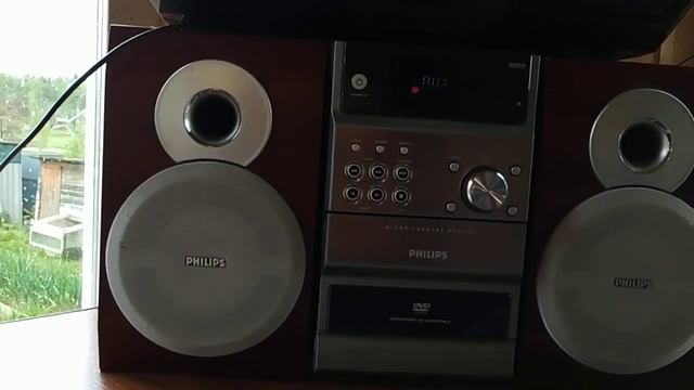 Колонка SmartBuy DISCO DRONE SBS-4555 VS Музыкального центра PHILIPS MCD190/98.