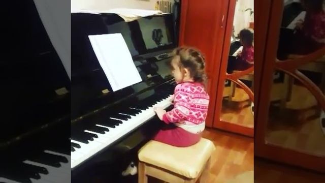 Ребенок играет на пианино и поет )))смешно до слез)) смотреть онлайн