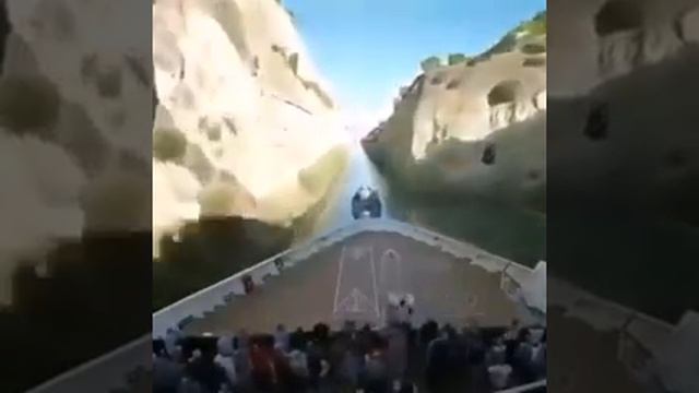 Греция, буксировка по узкому каналу огромного океанского судна. смотреть онлайн