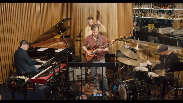 Funnels - by Allan Holdsworth (featuring Gary Novak) смотреть онлайн