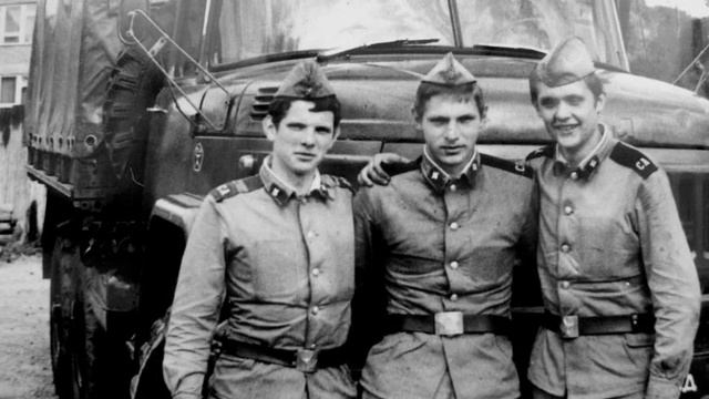 ЮНОСТИ В СЕРОЙ ШИНЕЛИ ПОСВЯЩАЕТСЯ смотреть онлайн