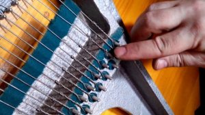 Как установить оборванную басовую струну