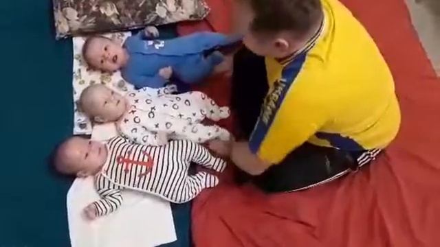Папа веселит тройняшек! смотреть онлайн