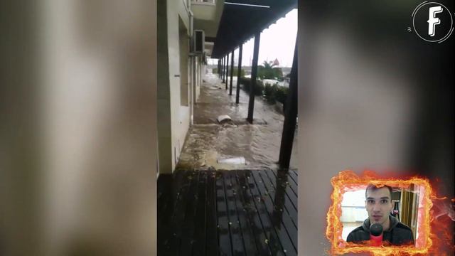 A storm with waves of three meters destroyed the Black Sea coast in Russia смотреть онлайн