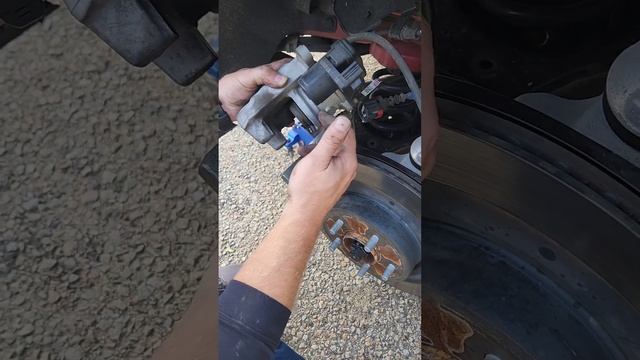 2022 Nissan Pathfinder rear brake pad replacement retracting electric caliper without a computer. смотреть онлайн