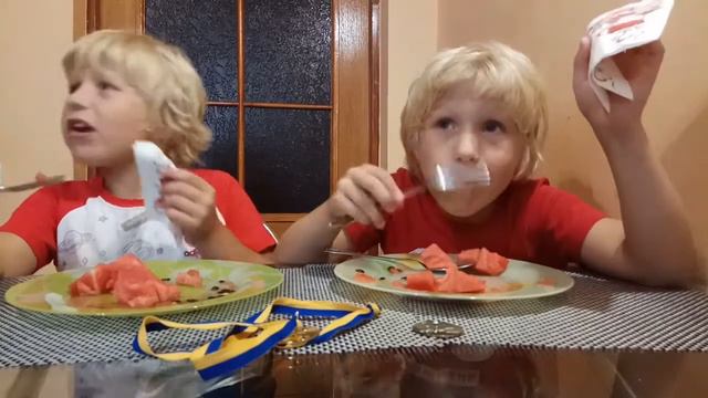 Кто быстрее съест арбуз. Двойные перцы Глеб Платон смотреть онлайн