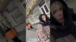 Юля Финес и Паша Техник валяется в центре Москвы.