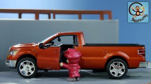 Мультик про Машинки. Новогодний парад машинок и новая машина Маши. МнкиМульт