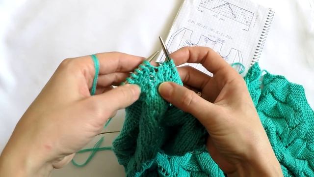 Мятный кардиган. Довязываем левую полочку и вяжем воротник. смотреть онлайн