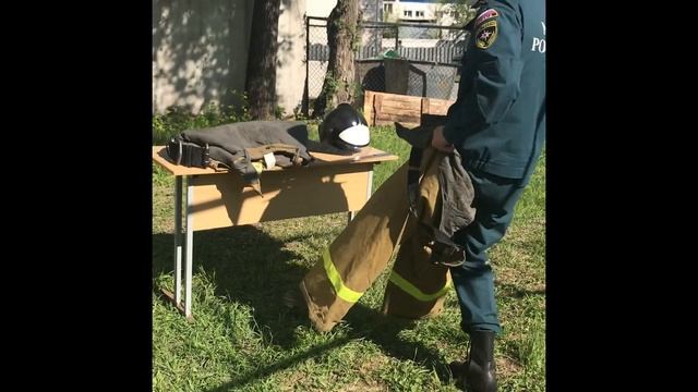 Мастер-класс по раскладке и надеванию боевой одежды пожарного смотреть онлайн