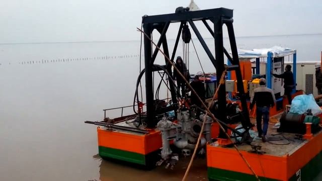 Шламовый грунтовый насос Dragflow HY85B + 2EXHY20 с гидравлическим приводом на земснаряде смотреть онлайн