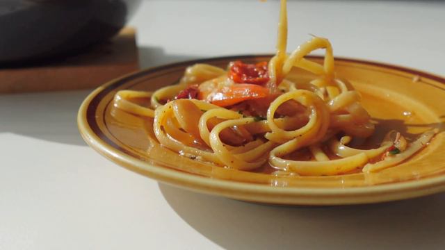 집에서 혼자 먹는 빵, 밥, 술 | 딸기 크림치즈 컵케이크, 감바스 알 아히요, 사과 토스트, 당근라페 샌드위치, 들기름 계란후라이, 두부김치와 막걸리 смотреть онлайн